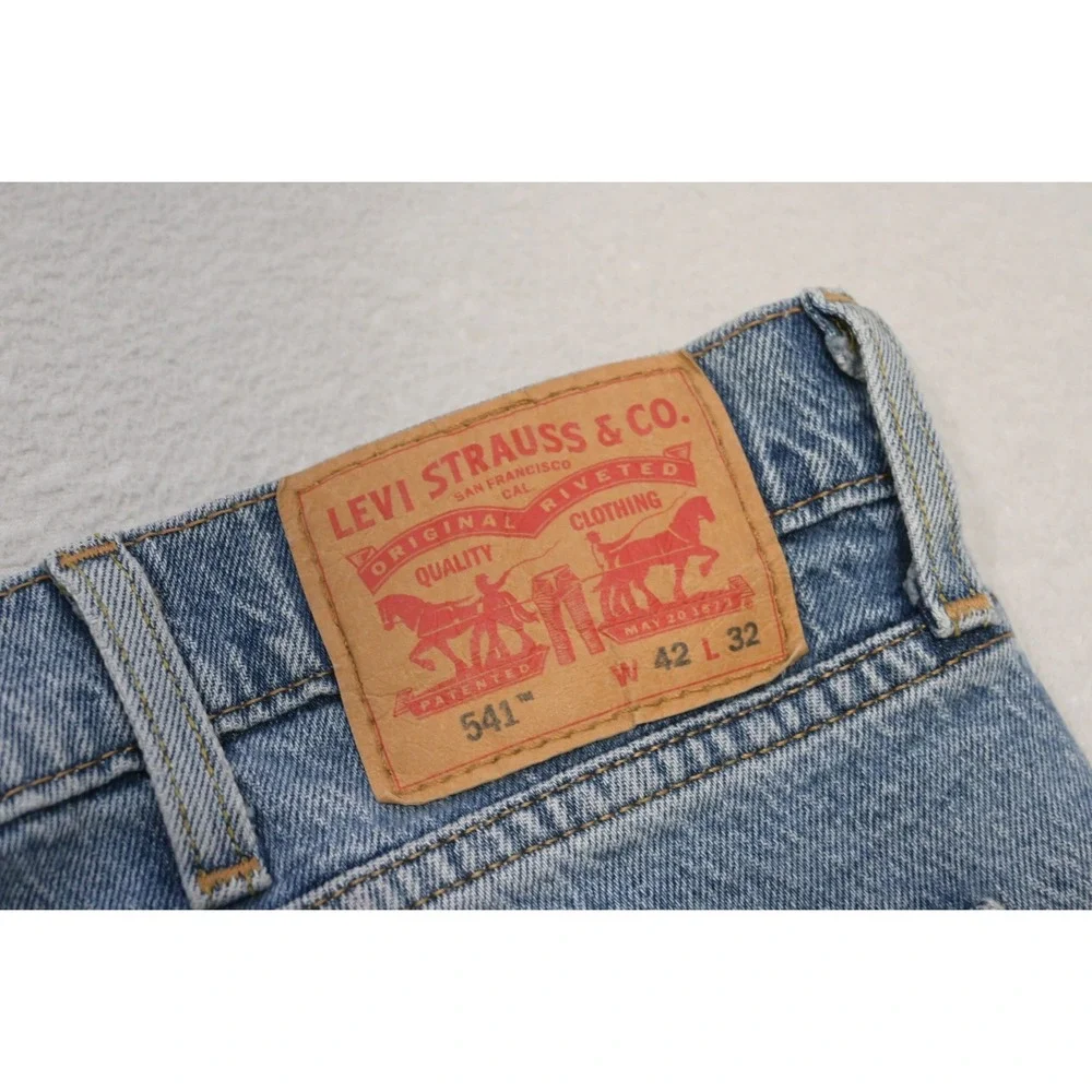 Levi's 541 Athletic Taper Jeans Mens 42x32 Light Blue Stretch Denim Excellent